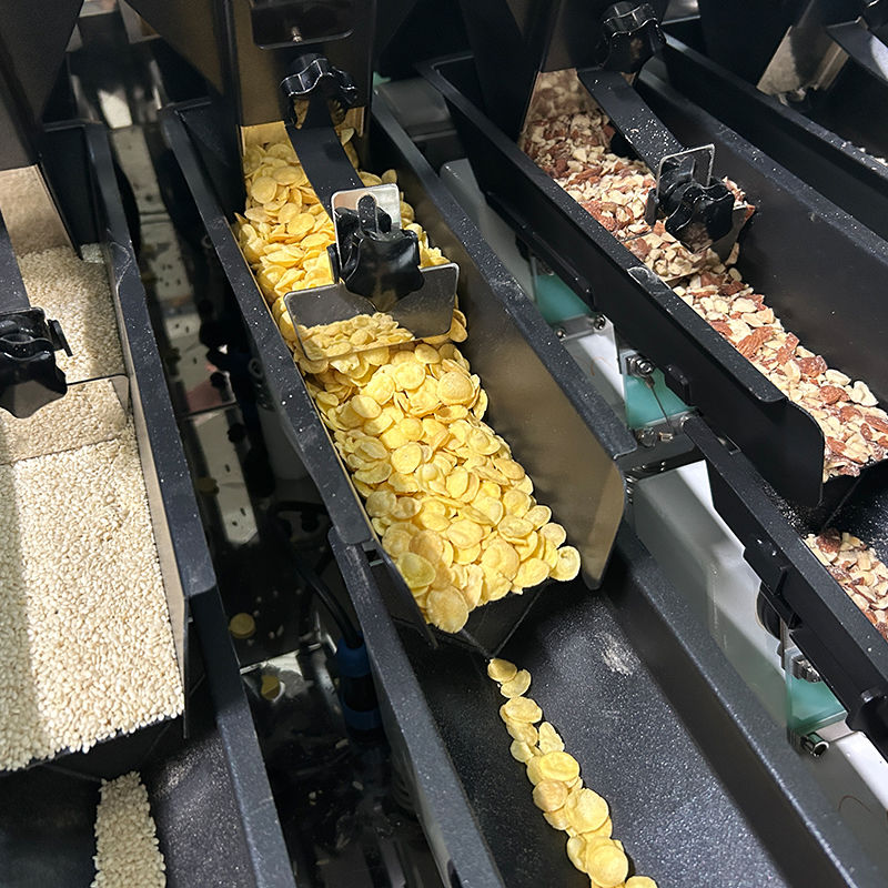 स्वचालित 10g-1000G पॉच तोता खाद्य पैकिंग मशीन चीनी अखरोट मसाला चाय पत्ता थैली पैकिंग मशीन बहुमुख्य वेजर