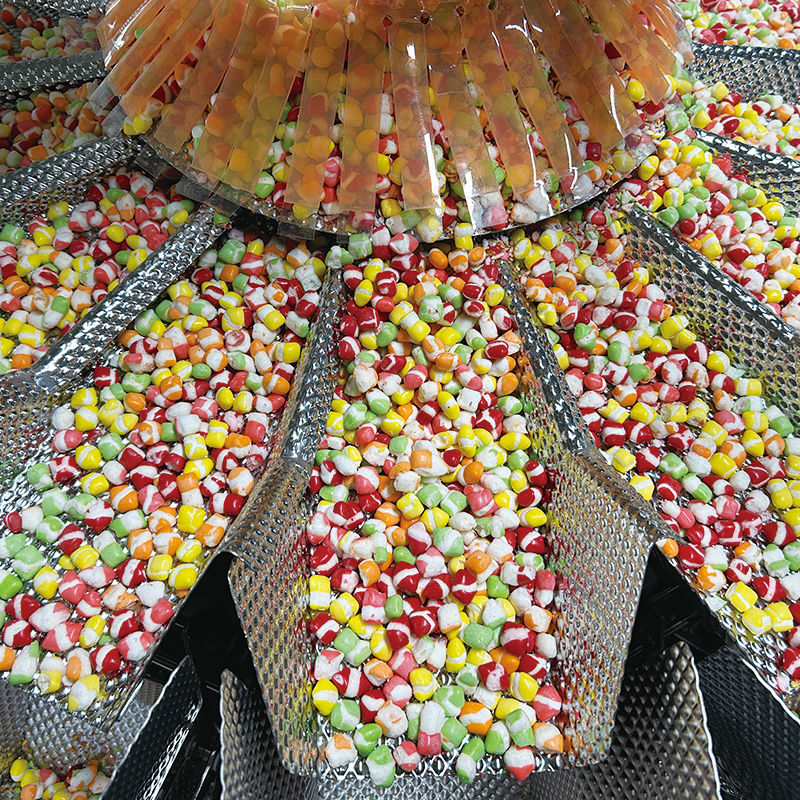 स्वचालित थोक स्नैक खाद्य पैकेजिंग मशीन बिस्किट कुकीज़ गमी बैग थैली भरने की मशीन मल्टिहेड वेजर पैकिंग मशीन