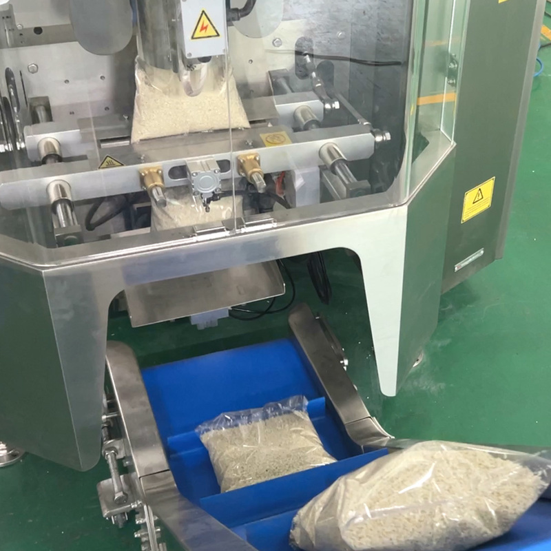 स्वचालित सूखे ड्यूरियन सूखे केले सेब स्लाइस प्लास्टिक तकिया बैग पैकेजिंग मशीन वर्टिकल पैकिंग मशीन फ्रीज सूखे फल वजन के लिए