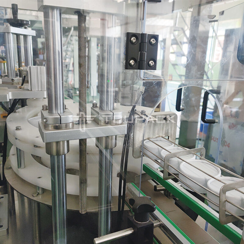 उच्च परिशुद्धता सूखी प्लम ग्रेन्युल प्लास्टिक बोतल पैकेजिंग मशीन लाइन के लिए कैंडी पॉपकॉर्न स्नैक जार कैन भरने की मशीन