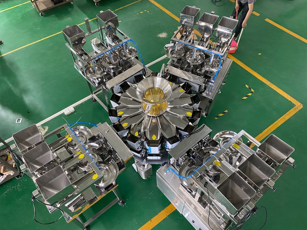 टच स्क्रीन के साथ पूरी तरह से स्वचालित 2.5m³ / H 1.0L केले के चिप्स पैकिंग मशीन