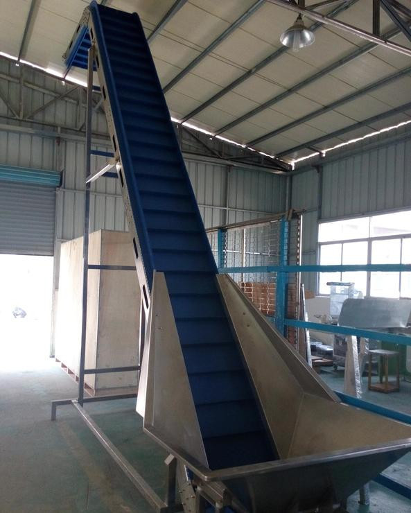 1.1 किलोवाट इच्छुक कन्वेयर एस आकार लिफ्ट स्टेनलेस स्टील 200 एल कनेक्टेड हूपर