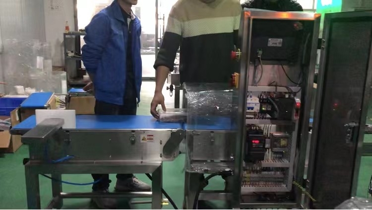 उत्पादों के वजन का निरीक्षण करने के लिए 1 किलोवाट 120 पी / मिनट हाई स्पीड चेक वजनी
